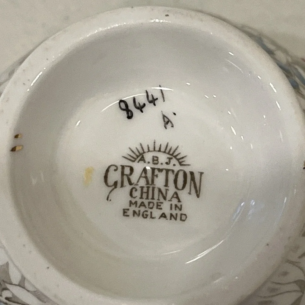 ABJ ROYAL CRAFTON TEA CUP WITH SAUCER ENGLAND - PORCELAIN FLOWERS SPRING 8441